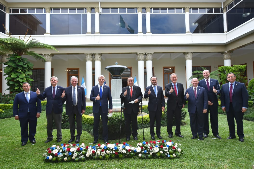 Presidente Alejandro Giammattei durante saludo con senadores estadounidenses