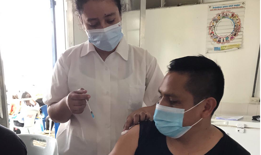Más de 500 policías reciben vacuna contra el COVID-19 en Escuintla