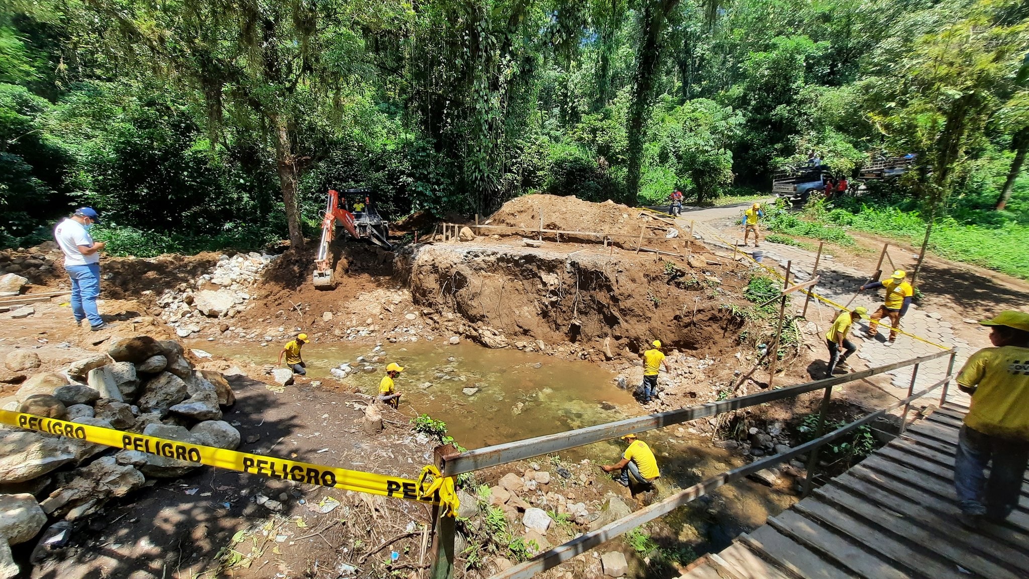 Reconstruyen puente La Esmeralda, en Suchitepéquez
