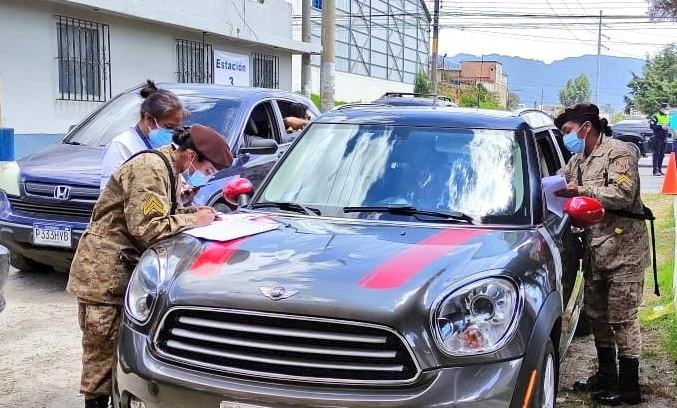 Salud habilita puesto de vacunación vehicular en Quetzaltenango