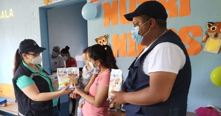 Una madre de familia de Chiquimula recibe el alimento fortificado