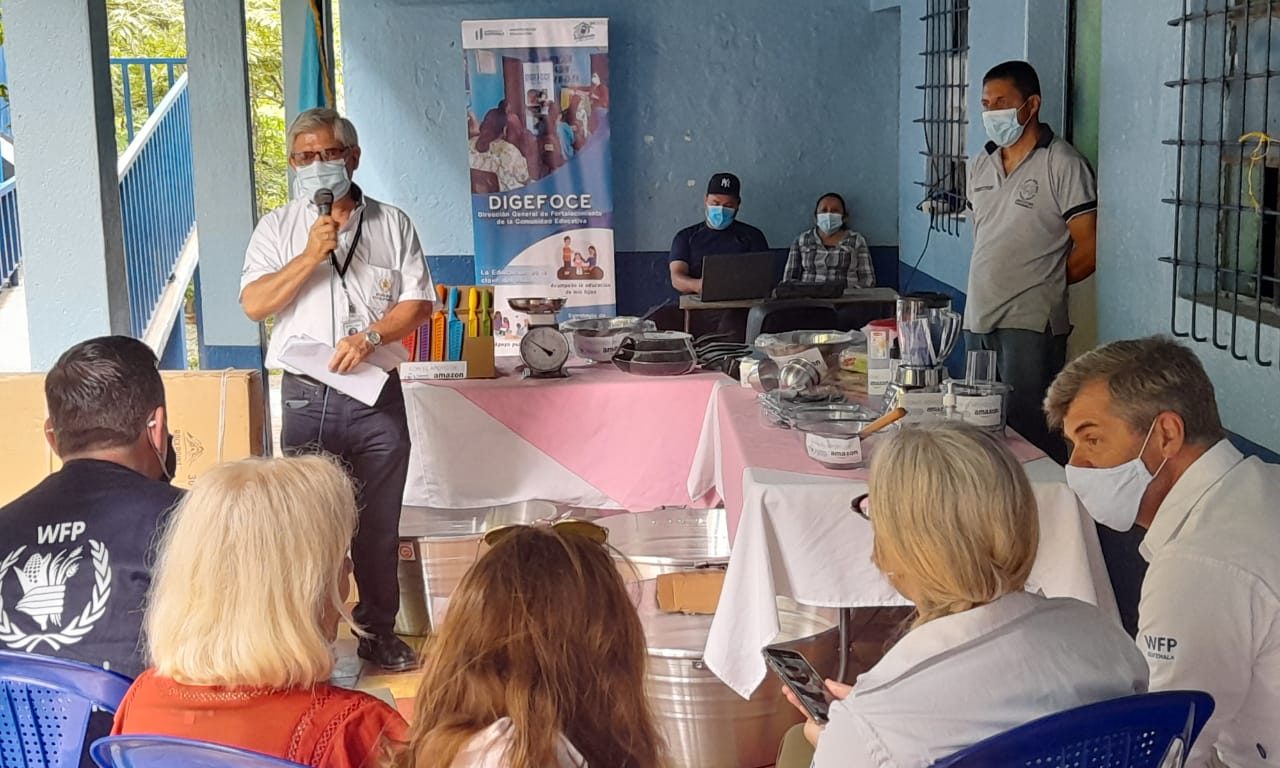 Escuelas de Chiquimula reciben donación de utensilios de cocina