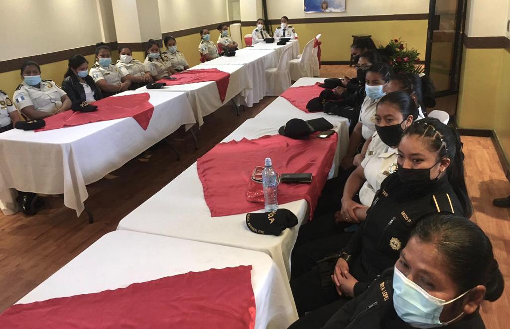 Mujeres policías participan en foro por el 24 aniversario de la PNC