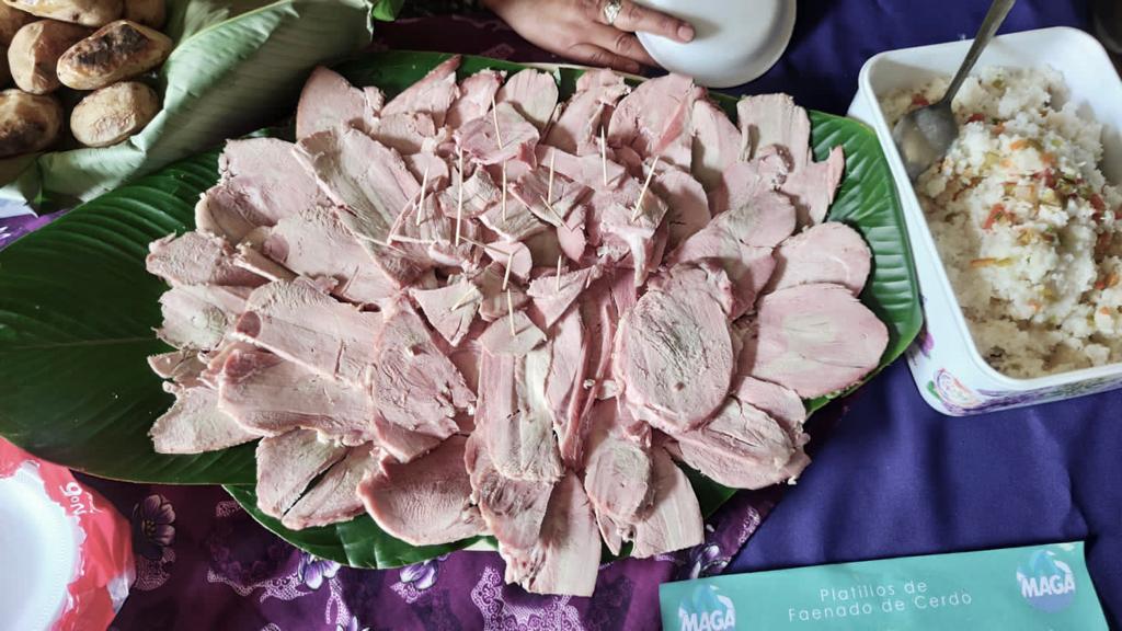Vecinas de Totonicapán se especializan en el manejo y procesamiento de carne de cerdo