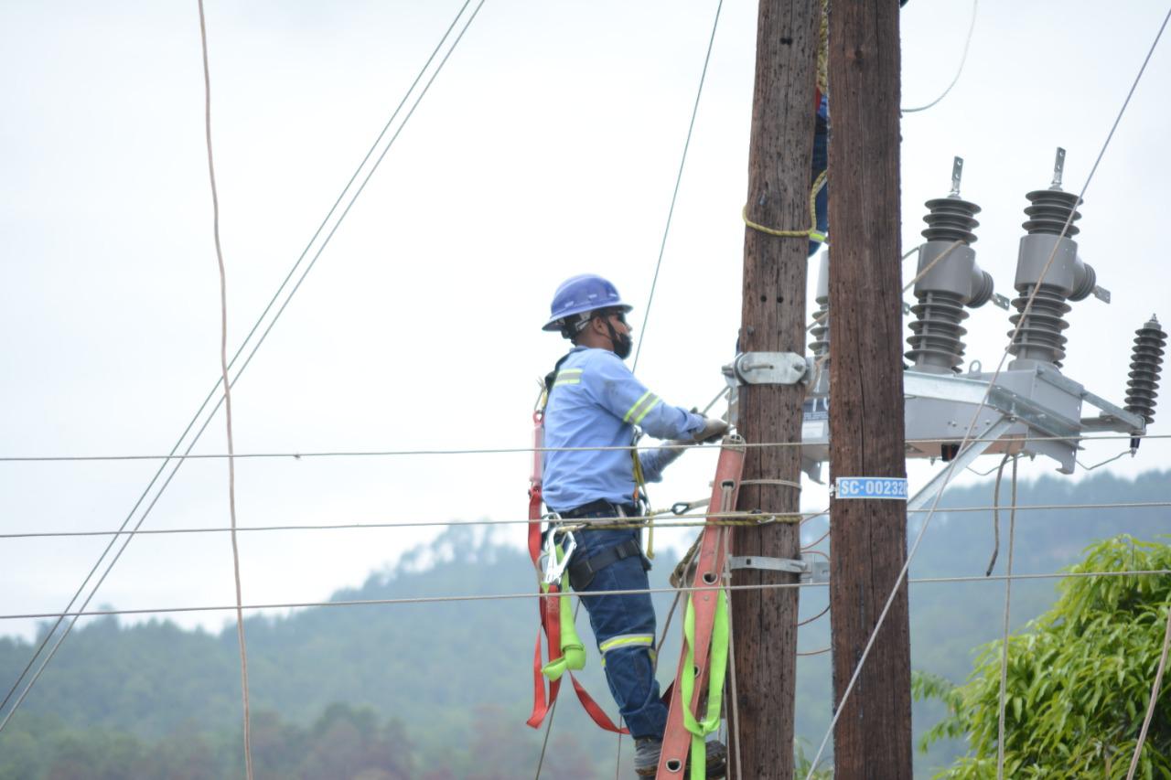 Reinstalan servicio eléctrico en cuatro municipios de Zacapa