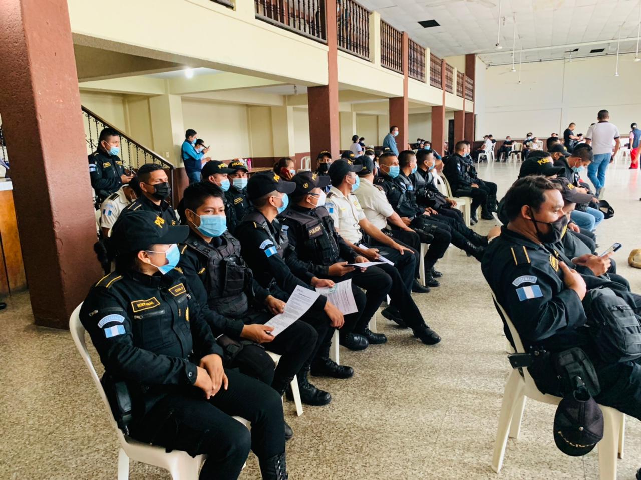Vacunan contra el coronavirus a agentes de la Policía Nacional Civil en Alta Verapaz