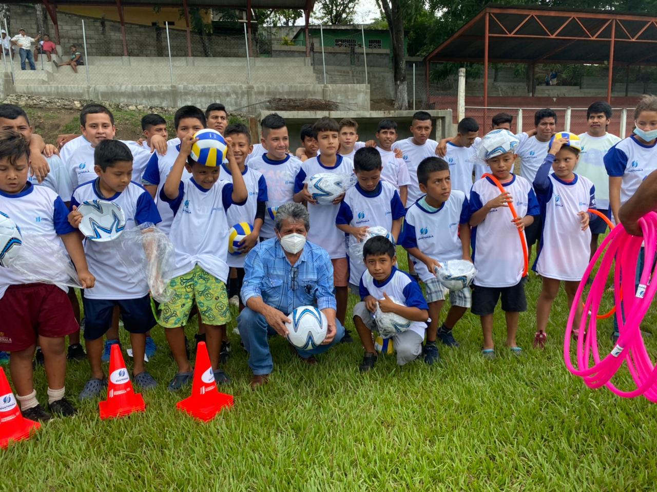 Entregan implementos deportivos a niños de Zacapa
