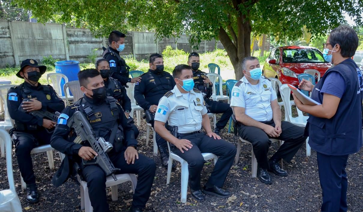 Elementos de PNC y Ejército destacados en Retalhuleu reciben vacuna contra el COVID-19