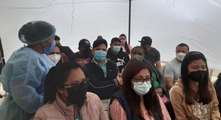 Docentes de San Cristóbal Totonicapán reciben primera dosis contra el coronavirus