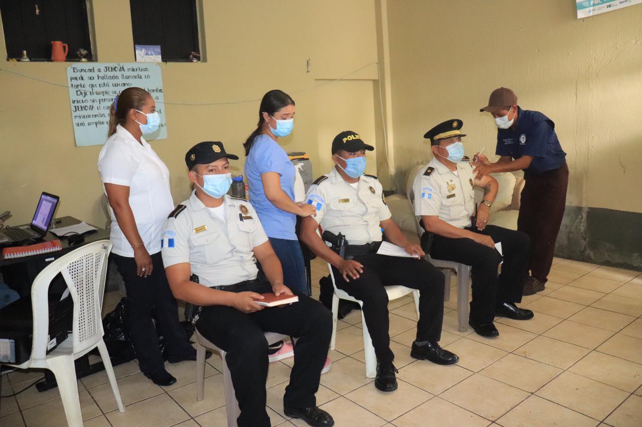 Izabal: Comienza la vacunación contra el coronavirus para soldados y policías