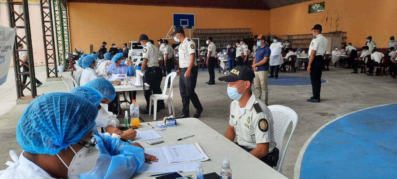 Comienza la vacunación contra el coronavirus a los policías de Santa Rosa
