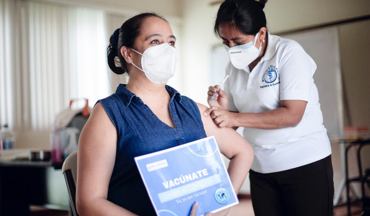 Alta Verapaz empieza a vacunar a personas mayores de 40 años