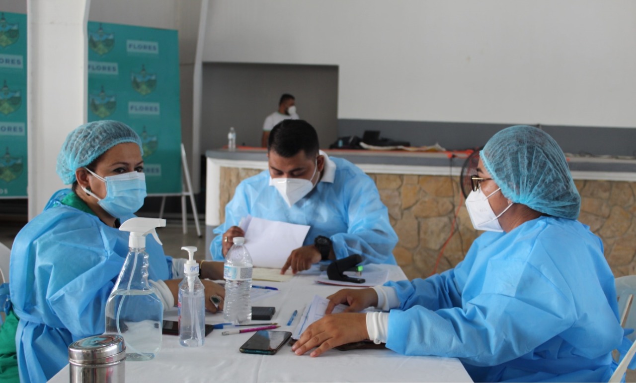 Jornada masiva de vacunación contra el coronavirus beneficia a vecinos de San Benito y Flores, Petén