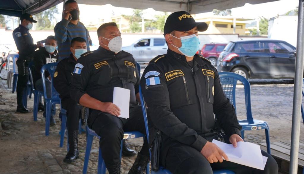 Agentes de la PNC de Totonicapán reciben primera dosis contra el COVID-19