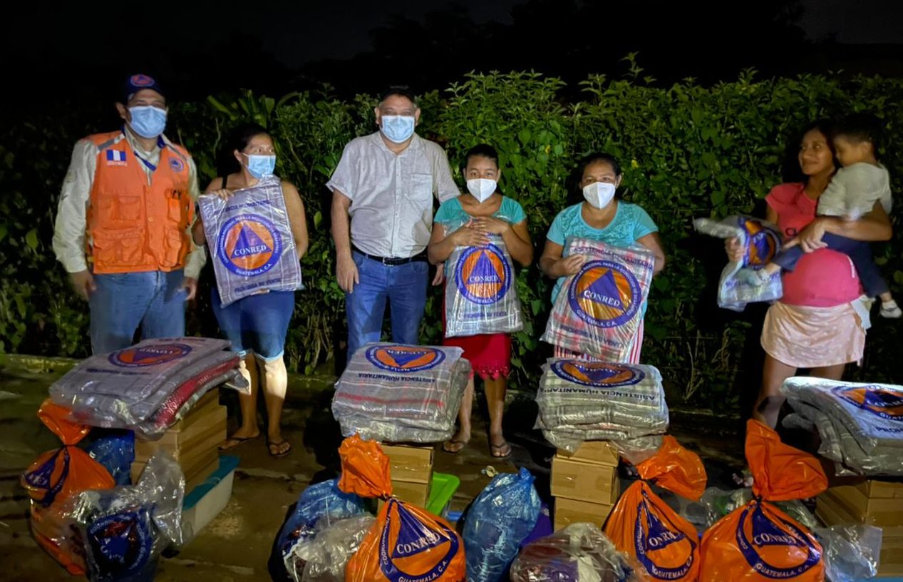 Llevan ayuda humanitaria a familias afectadas por las lluvias en El Asintal