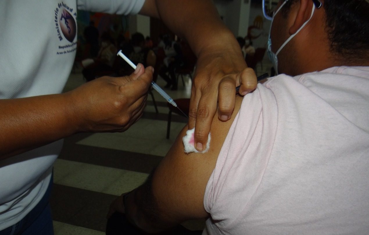 Mayores de 40 años de Sacatepéquez reciben vacuna contra el COVID-19