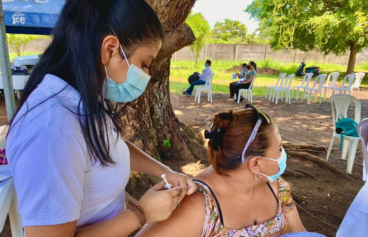 Retalhuleu avanza en la protección de vecinos mediante vacunación contra COVID-19