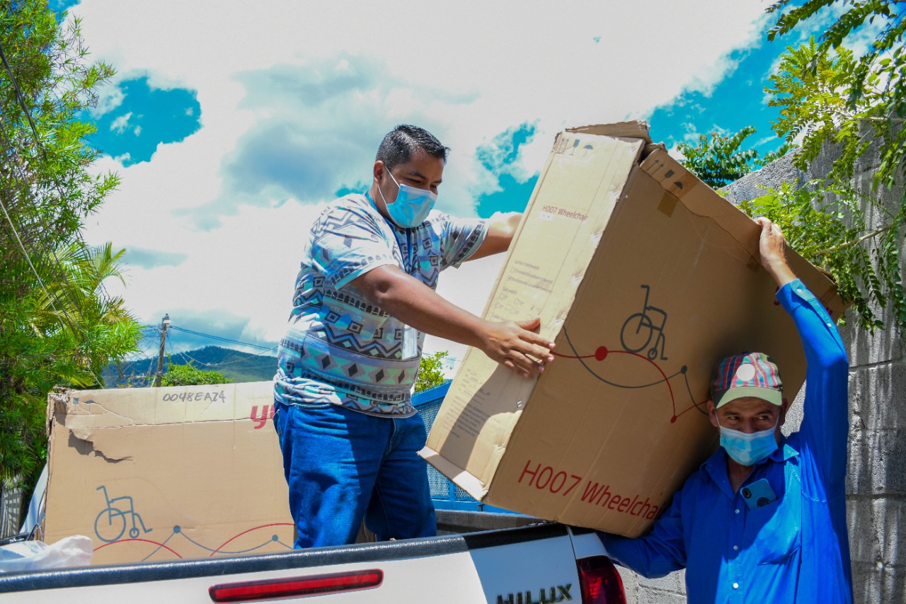 Vecinos de Baja Verapaz reciben sillas de ruedas