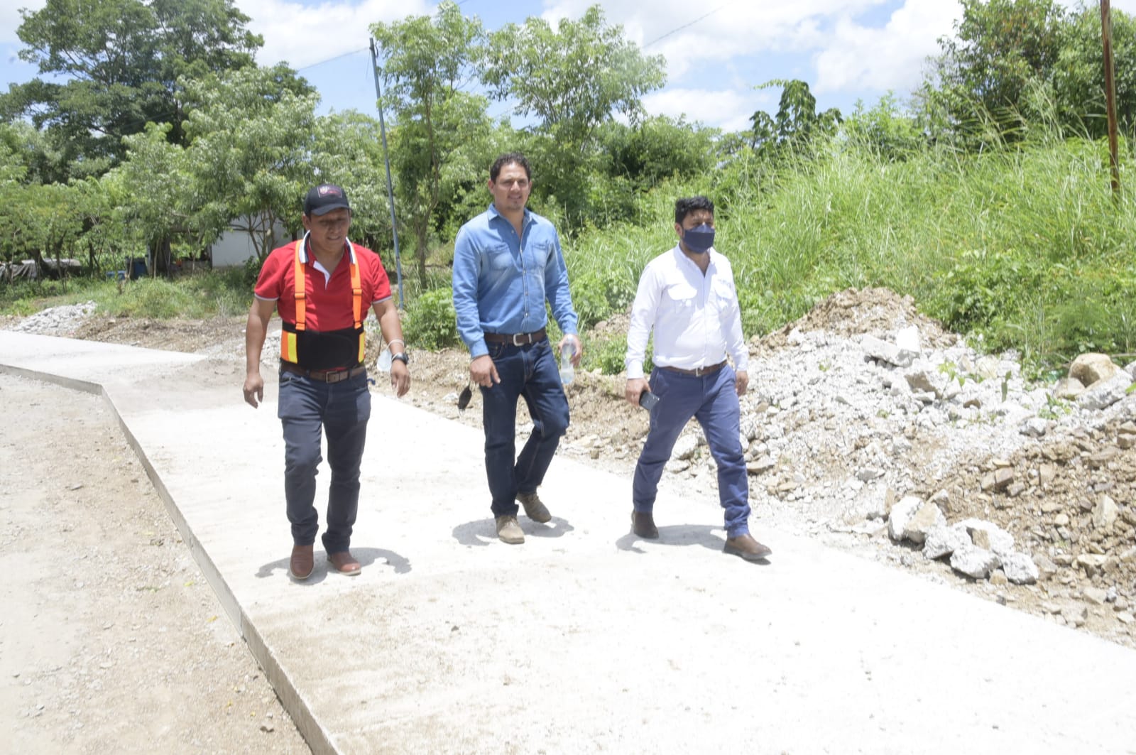 Supervisan avance del camino rural en dos aldeas de Jalapa