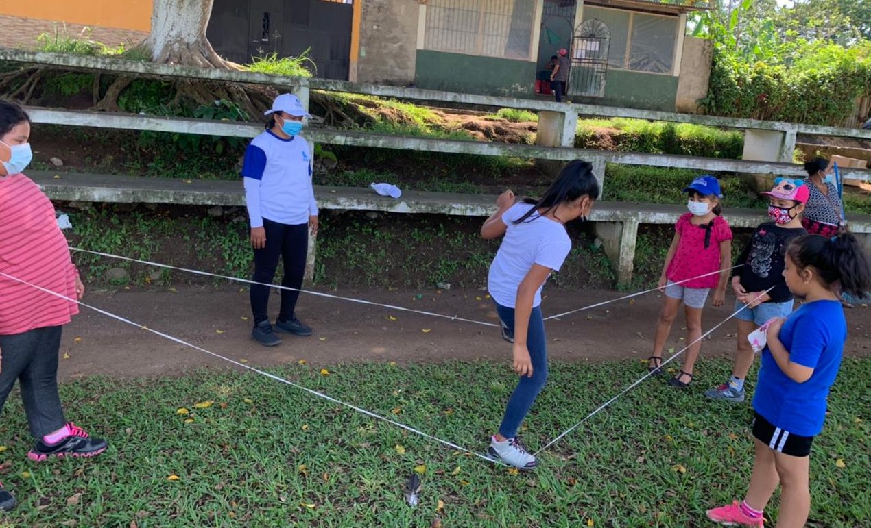 Niños de San Martín Zapotitlán disfrutan jornada de juegos ancestrales