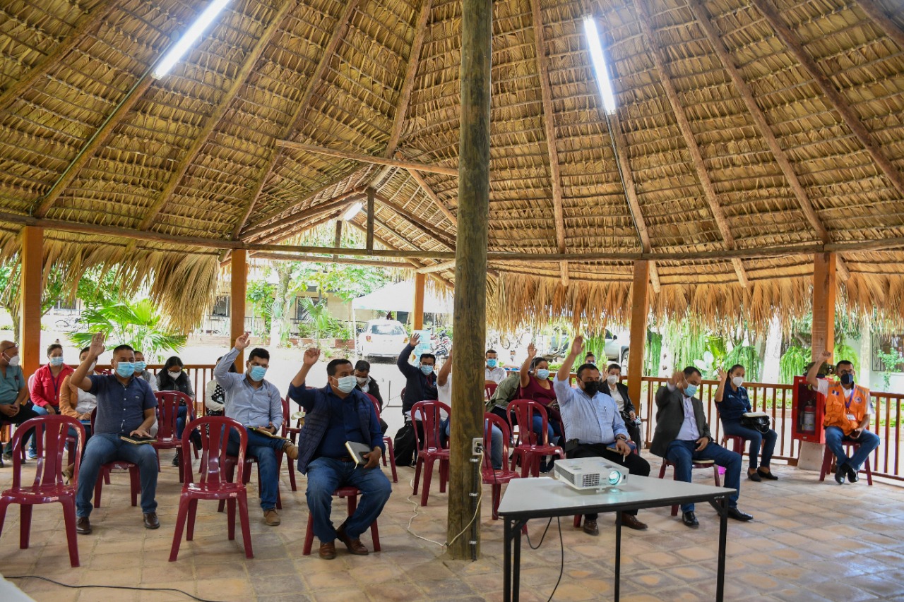 Gobernadora de Baja Verapaz dirige reunión del Codede