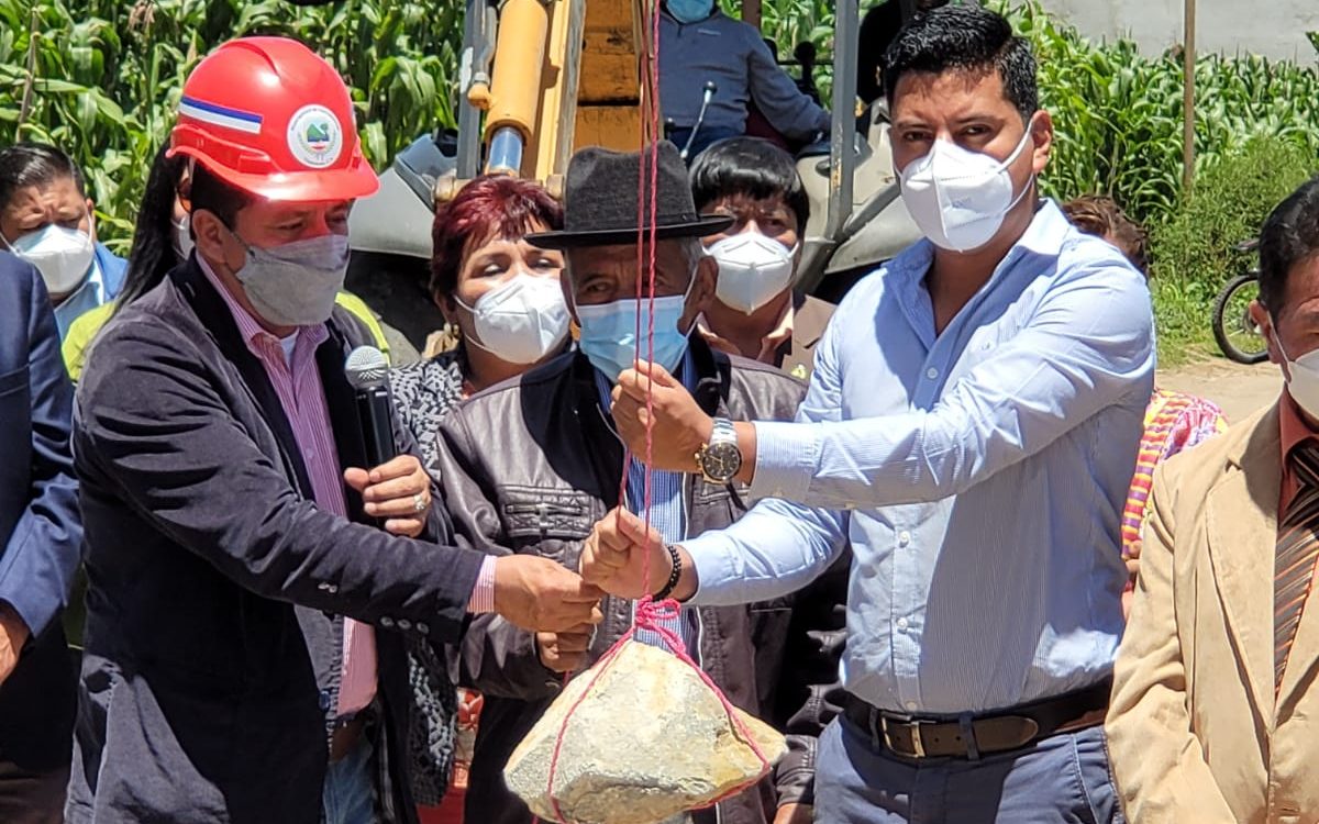 Comienzan mejoras en camino rural de Quetzaltenango