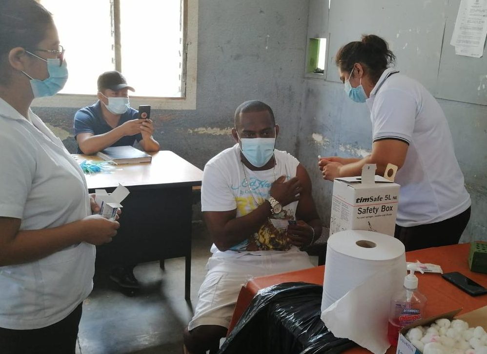 Internos del centro de detención preventiva de Zacapa reciben vacuna contra coronavirus
