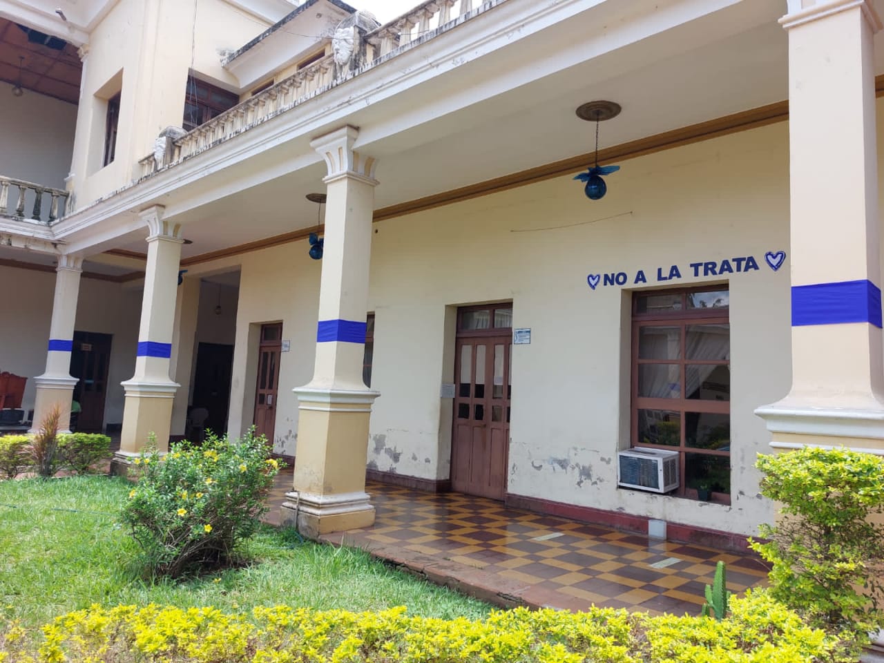 Gobernación Departamental de Retalhuleu se viste de azul y llama a prevenir la trata de personas