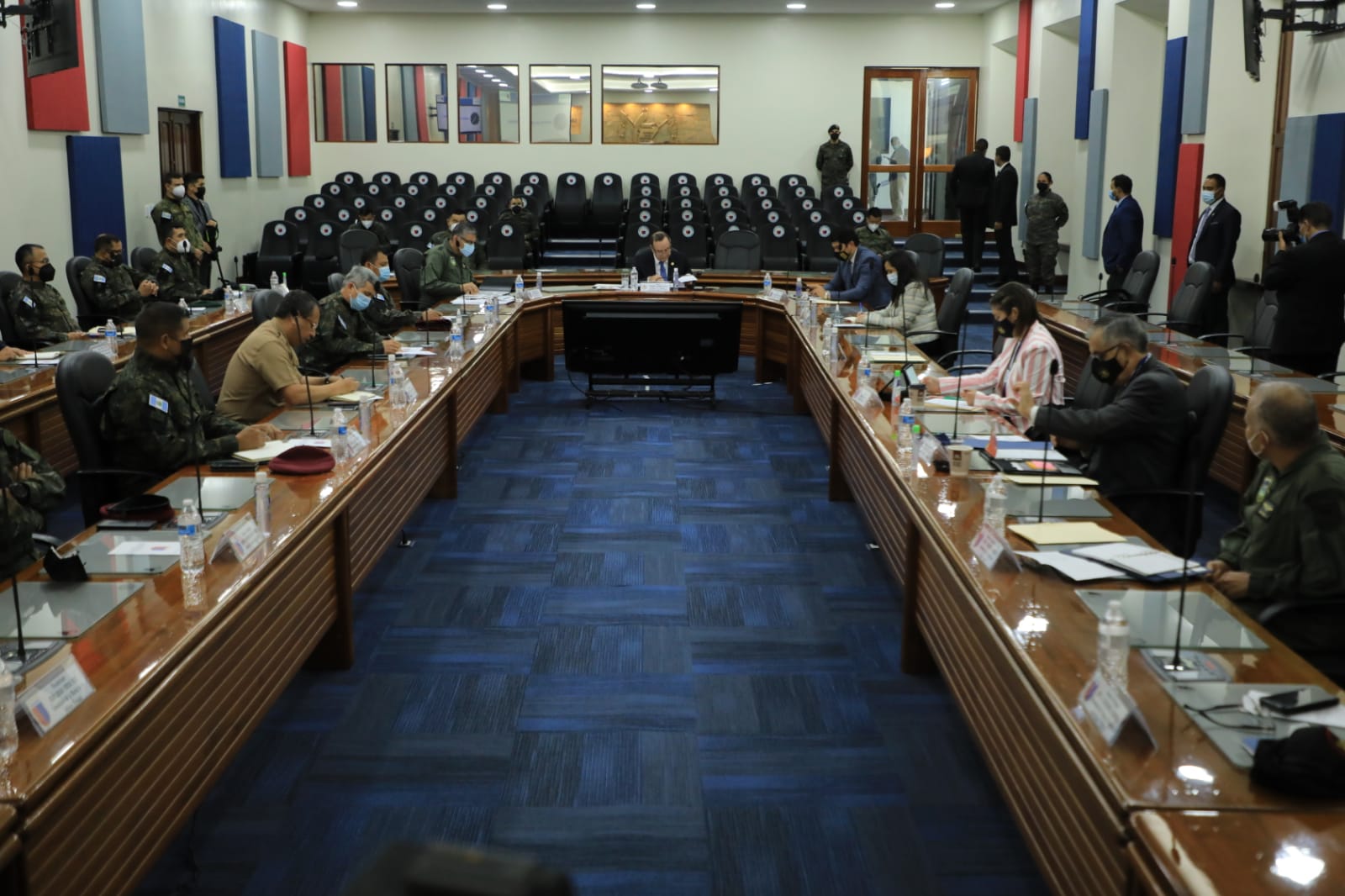 El Presidente Giammattei durante la reunión sostenida con autoridades castrenses