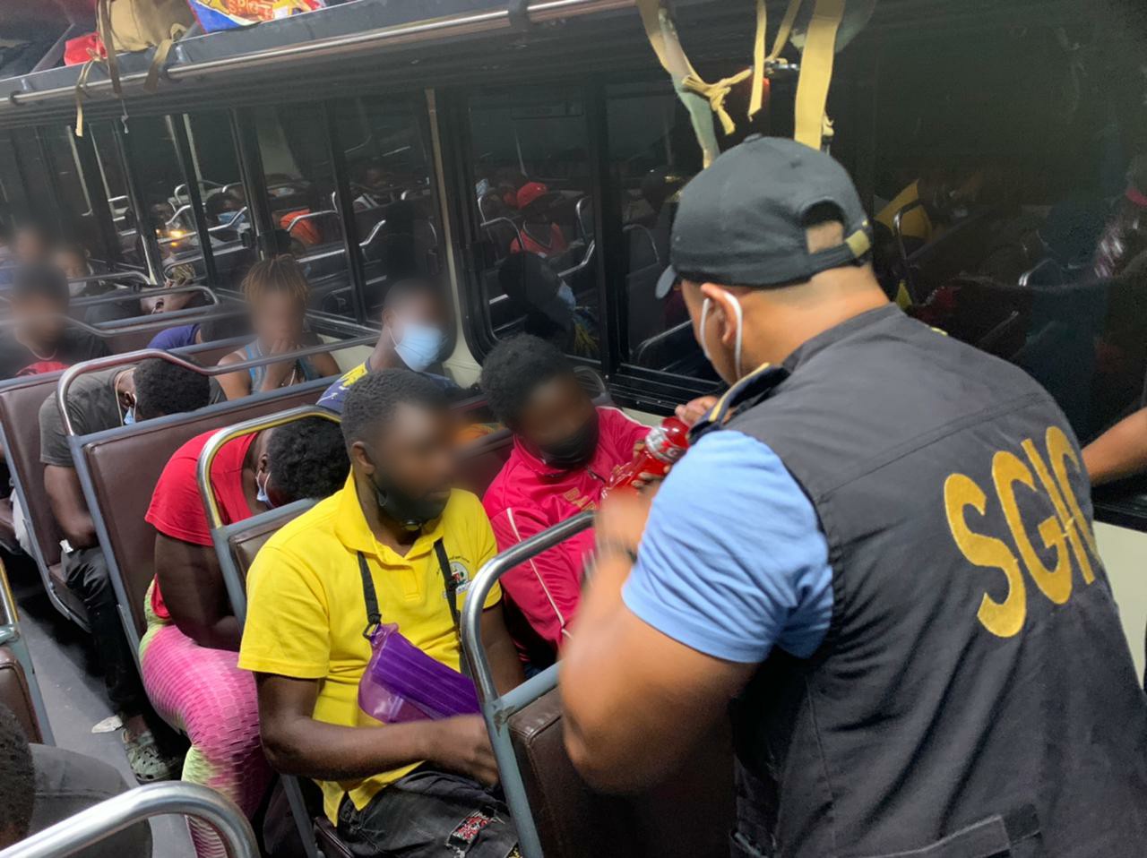PNC rescata a 145 migrantes y detiene a presunto traficante de personas