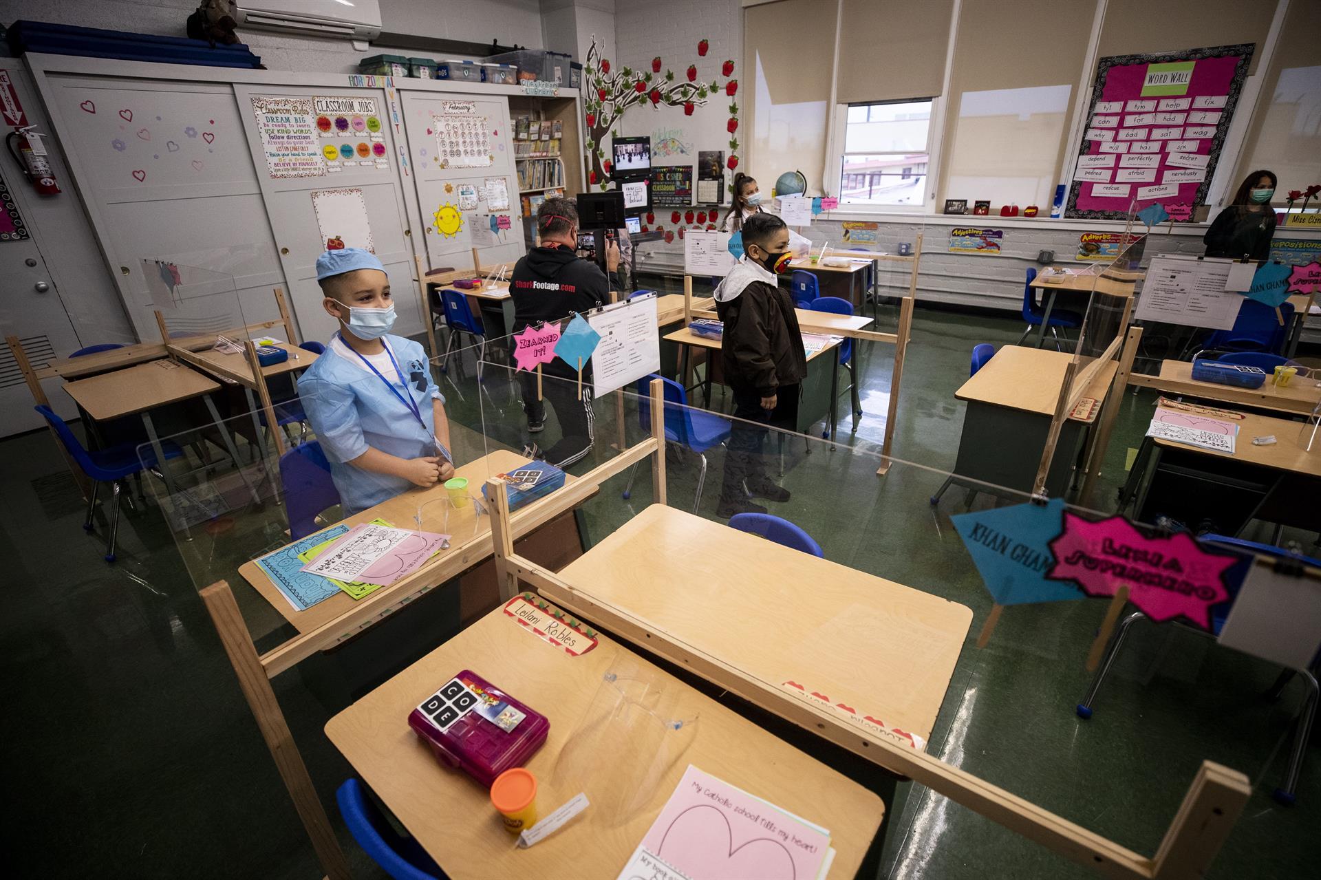 California seguirá exigiendo mascarillas en escuelas a pesar de las pautas nacionales