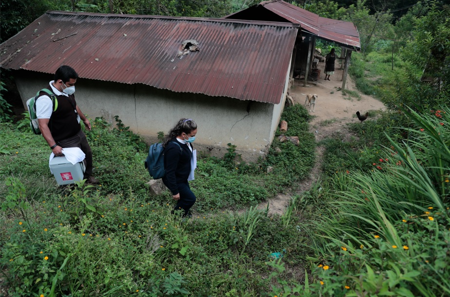 Salubristas llevan vacunas hasta distantes aldeas y caseríos de Mataquescuintla, Jalapa, para inmunizar a los adultos