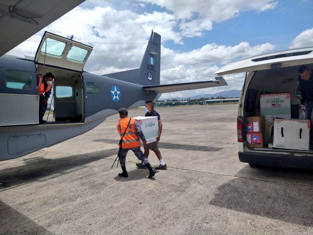 Ejército traslada vía aérea más de medio millón de dosis de la vacuna contra COVID-19 al interior del país