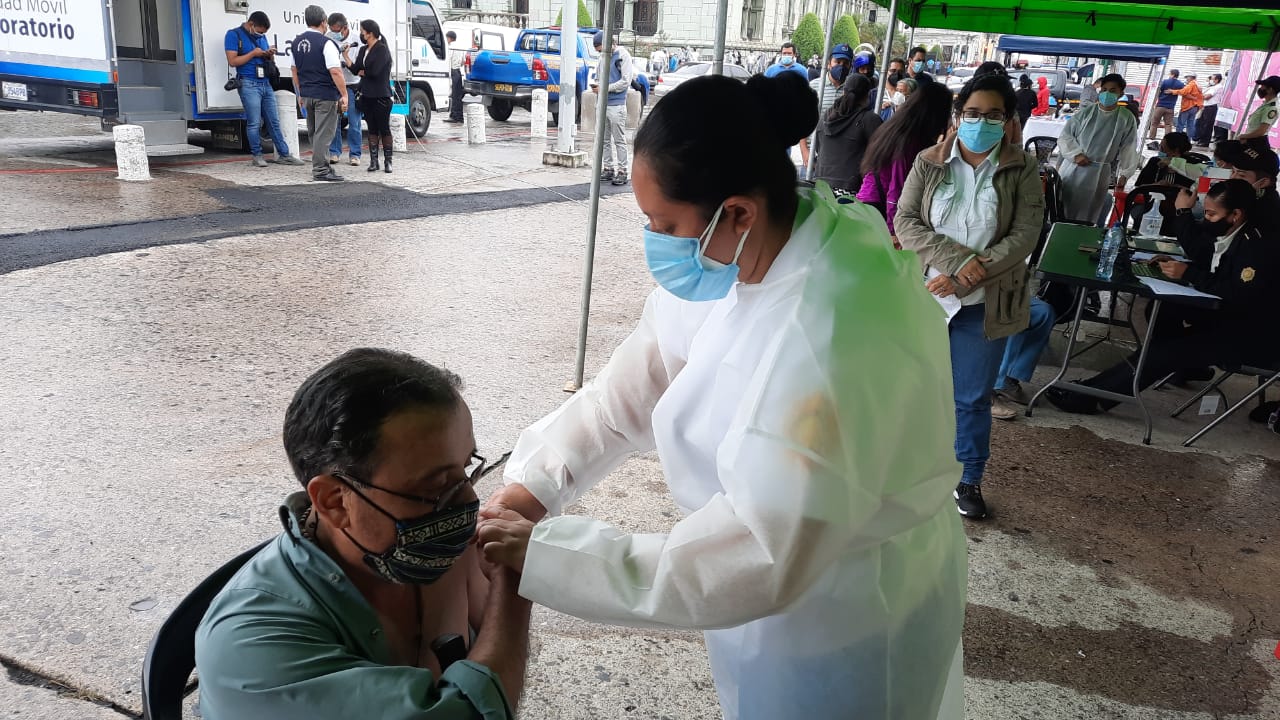 Instalan centro de vacunación contra COVID-19 frente a Catedral Metropolitana