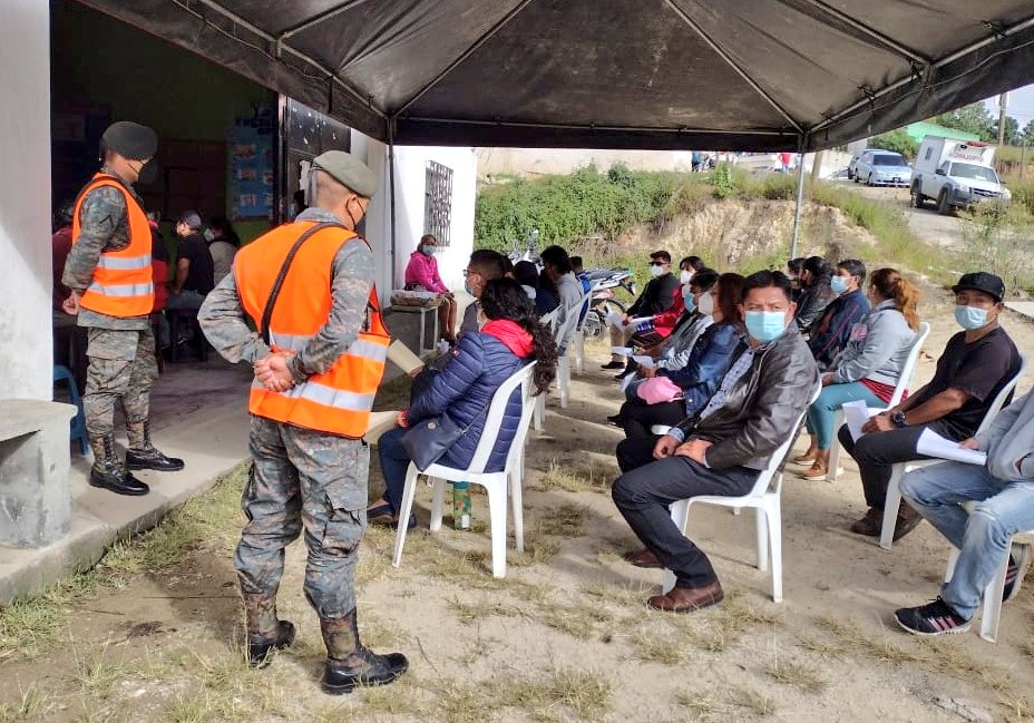 Soldados fortalecen vacunación contra el COVID-19 en la provincia