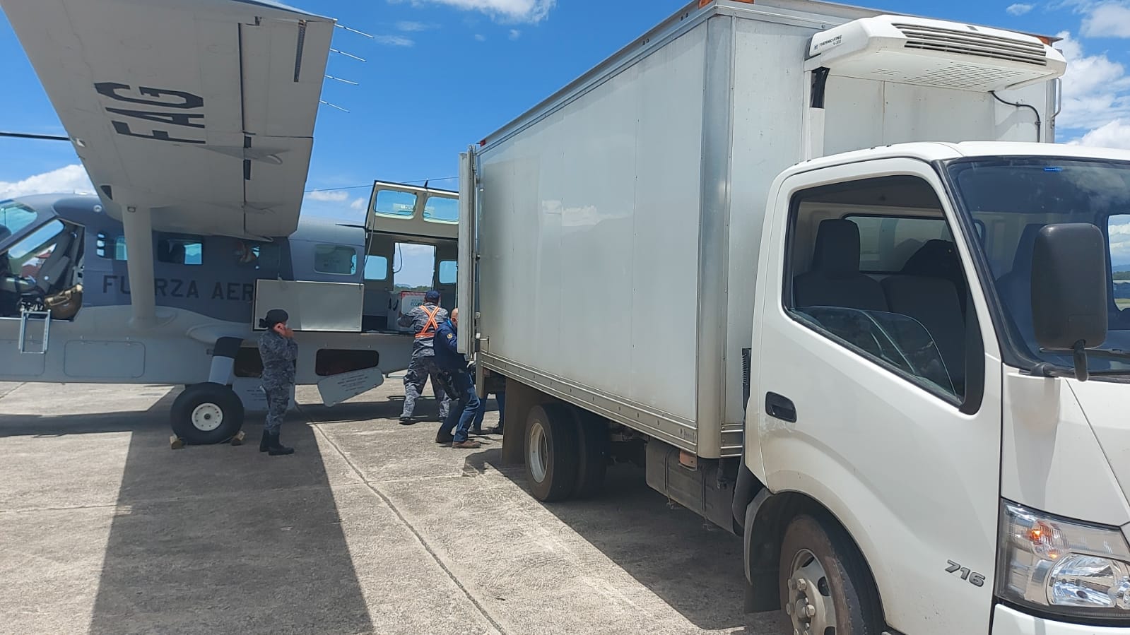 Fuerza Aérea Guatemalteca traslada 50 mil dosis de vacuna contra COVID-19 a Huehuetenango