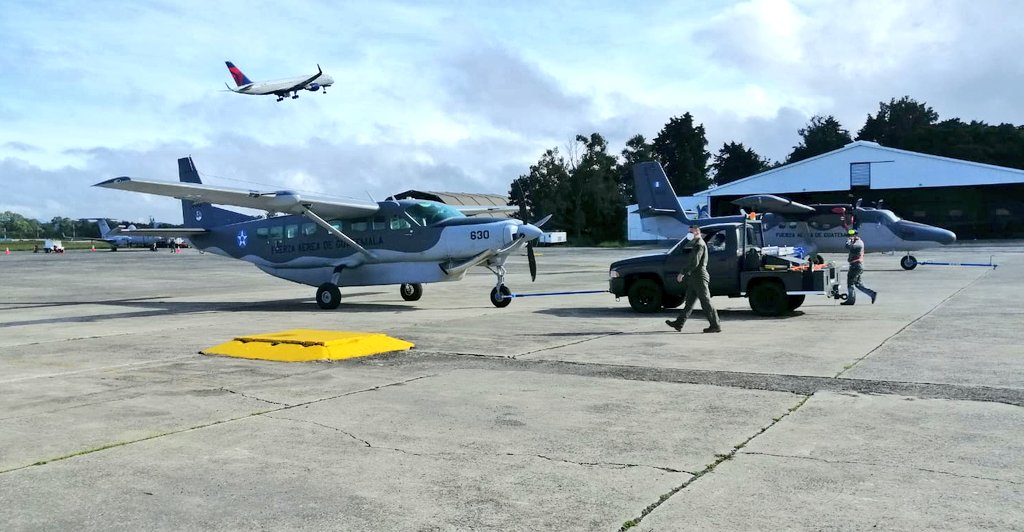 Fuerza Aérea Guatemalteca traslada vacunas contra COVID-19 al interior del país