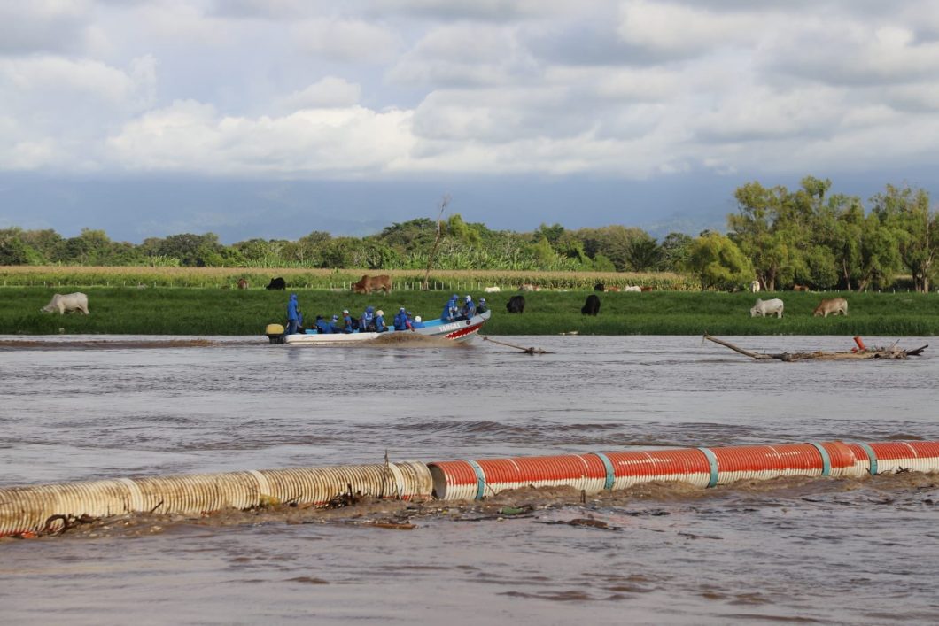 Reparan barda industrial en El Quetzalito para frenar contaminación en río Motagua