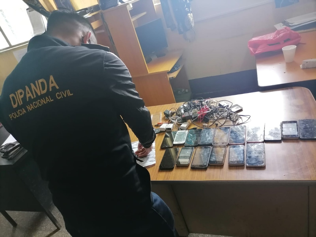 Autoridades requisan cárcel de Cantel y localizan celulares y lista de personas extorsionadas
