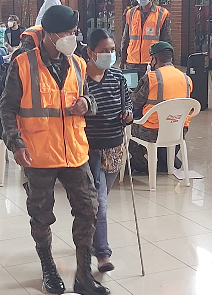 Personal de brigada Mariscal Zavala prioriza vacunación de personas con discapacidades