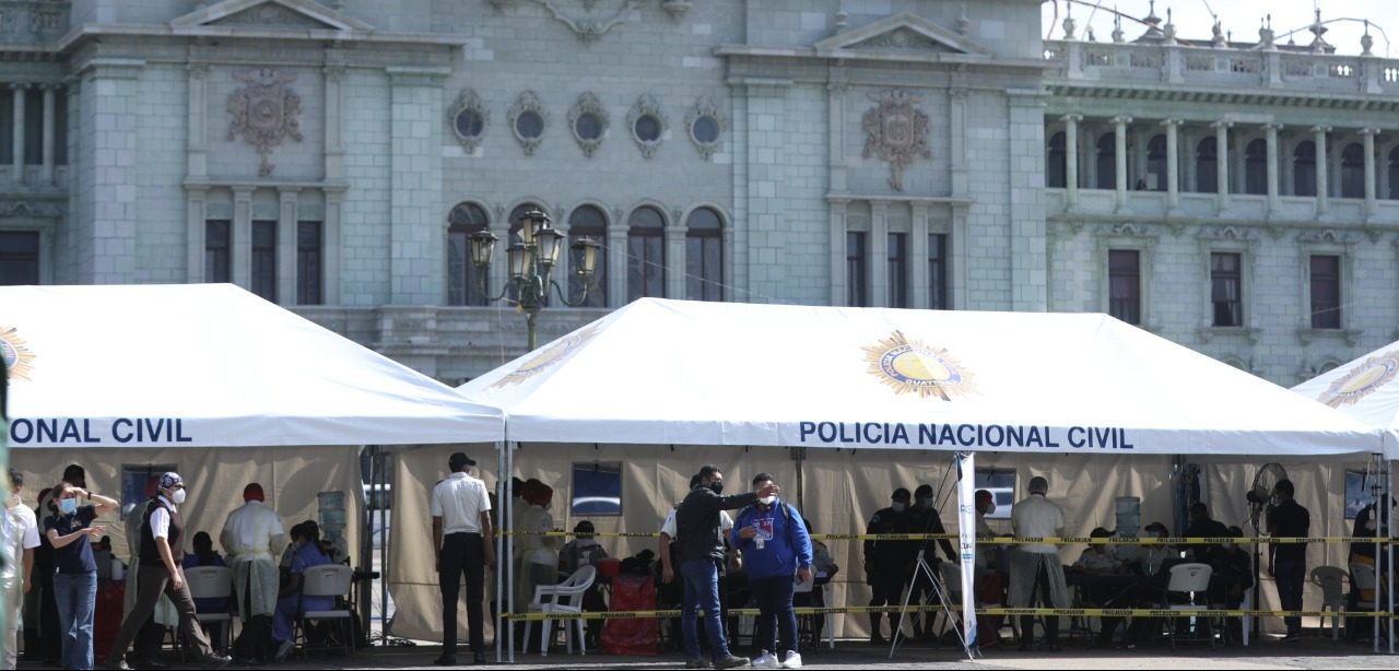 Comienza jornada de vacunación en la Plaza de la Constitución en modalidad peatonal y vehicular
