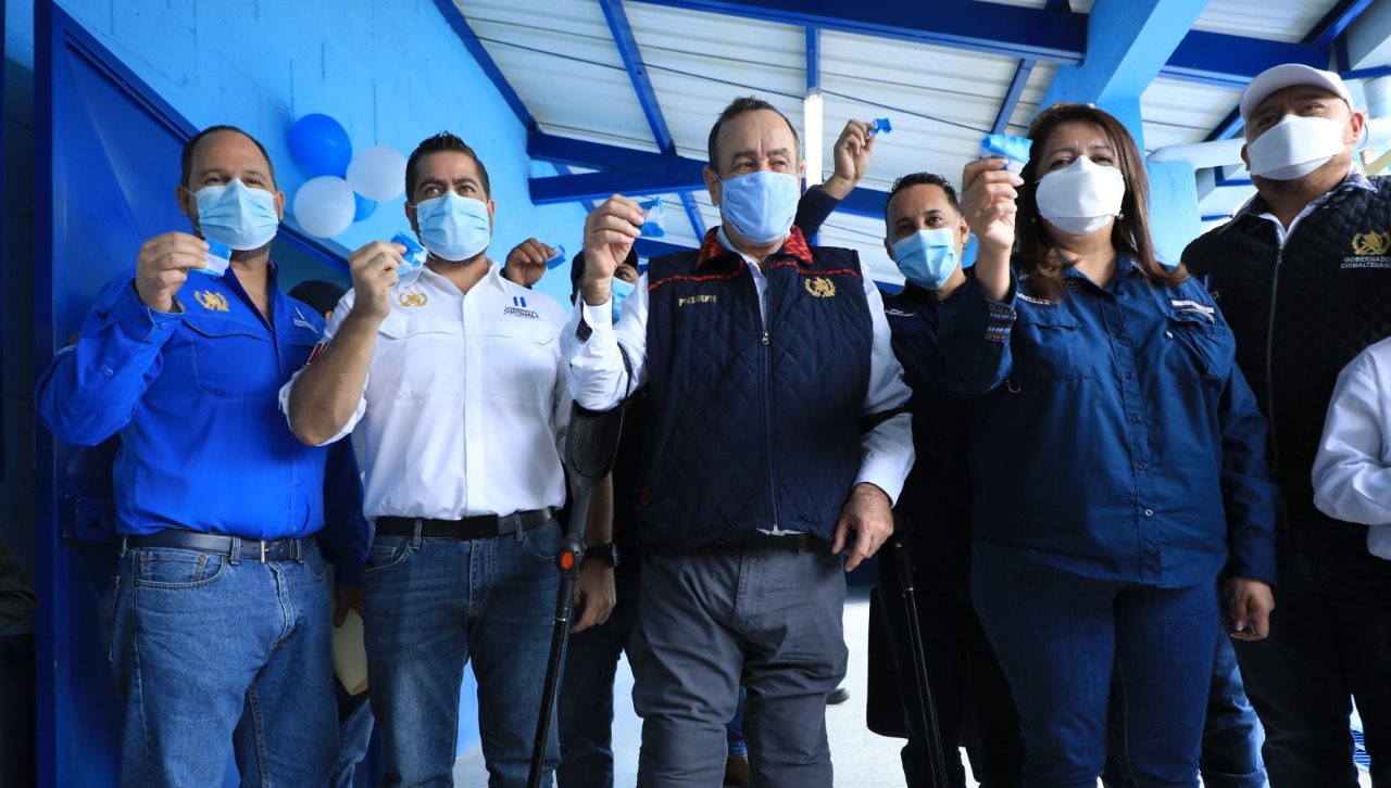 El presidente Alejandro Giammattei participó en la inauguración de la Escuela Oficial Rural Mixta Aldea Joya Grande, Zaragoza, Chimaltenango.Foto Óscar Dávila