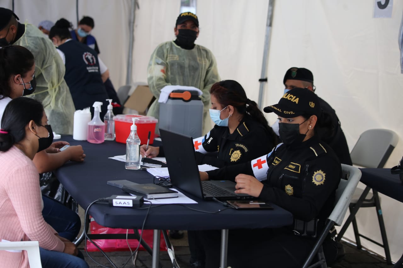 Buena aceptación del puesto de vacunación contra COVID-19 en la Plaza de la Constitución