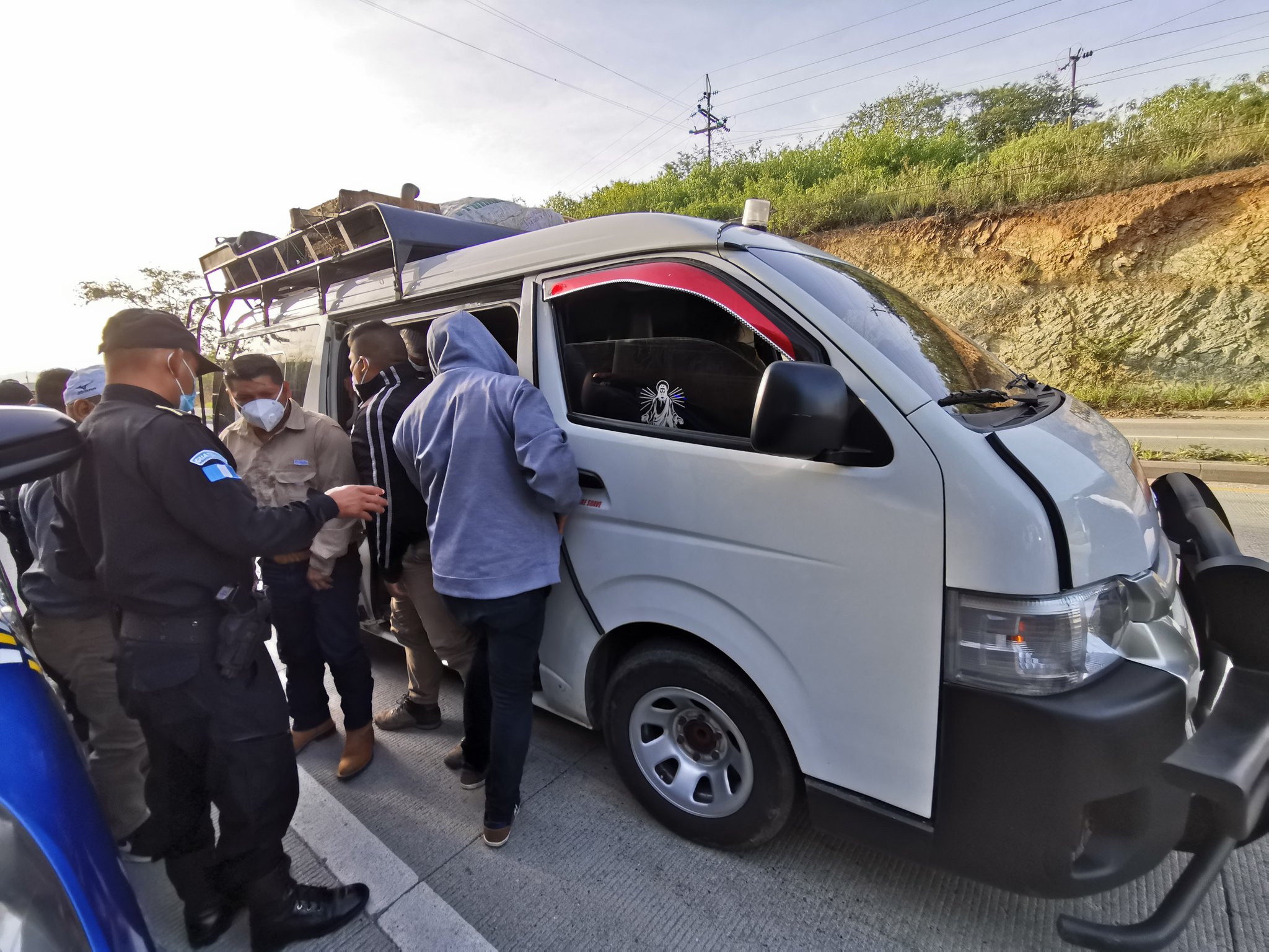 En un microbús extraurbano las autoridades establecieron que no había distanciamiento social para prevenir el COVID-19
