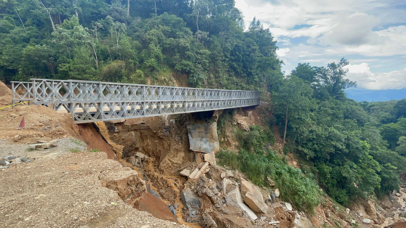 Este puente tipo Bailey tiene una longitud de 60 metros y 10 metros de ancho.