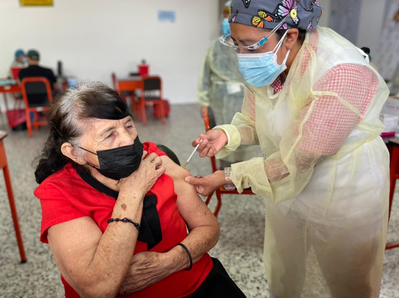 Salud administra más de 60 mil dosis diarias contra el COVID-19