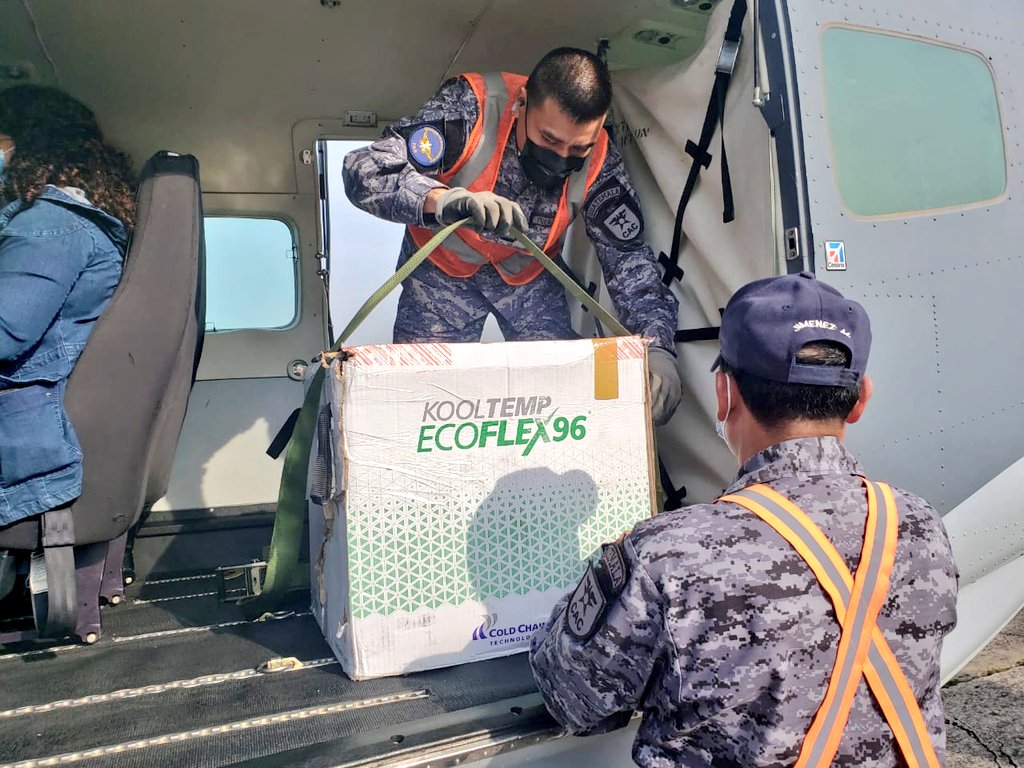 Las fuerzas castrenses trasladaron 4 mil dosis de vacunas contra el COVID-19 a Petén.