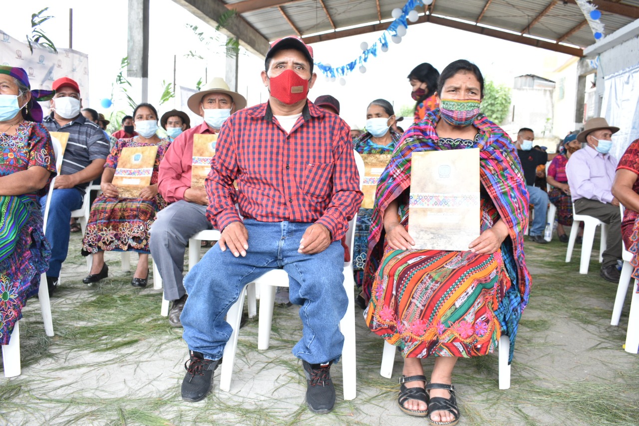 Entregan escrituras a 249 familias de Chimaltenango