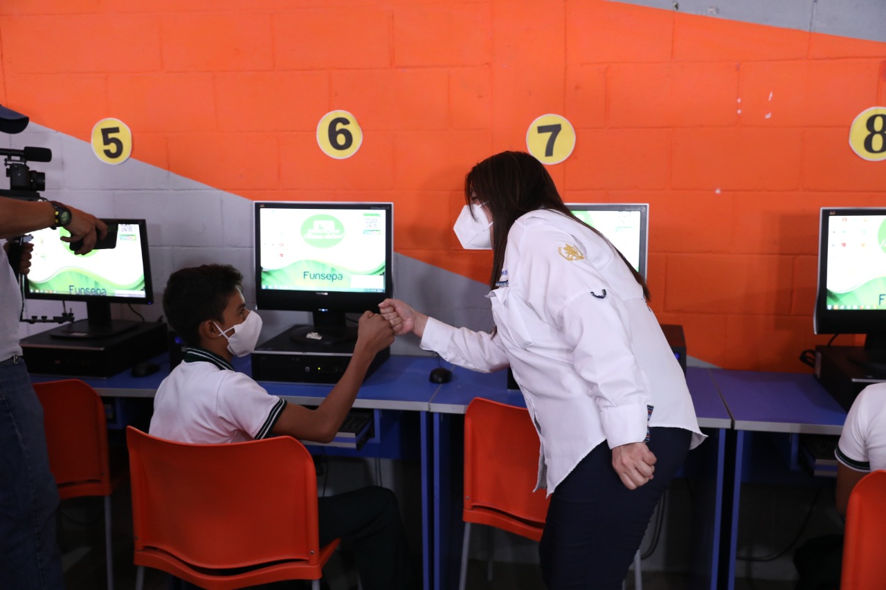 La educación digital llega a Sipacate, Escuintla