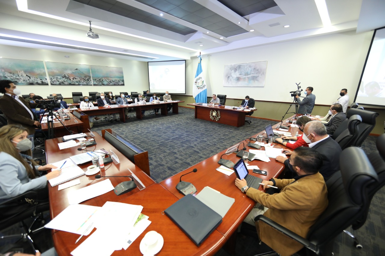Presidente Alejandro Giammattei en reunión virtual con alcaldes de Petén y Escuintla